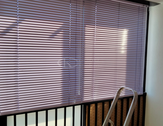 Горизонтальные жалюзи на пластиковые окна